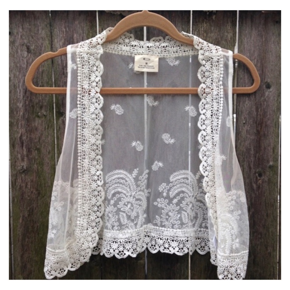 ❌❗️SOLD ❗️❌Pins & Needles White Lace Cropped Vest